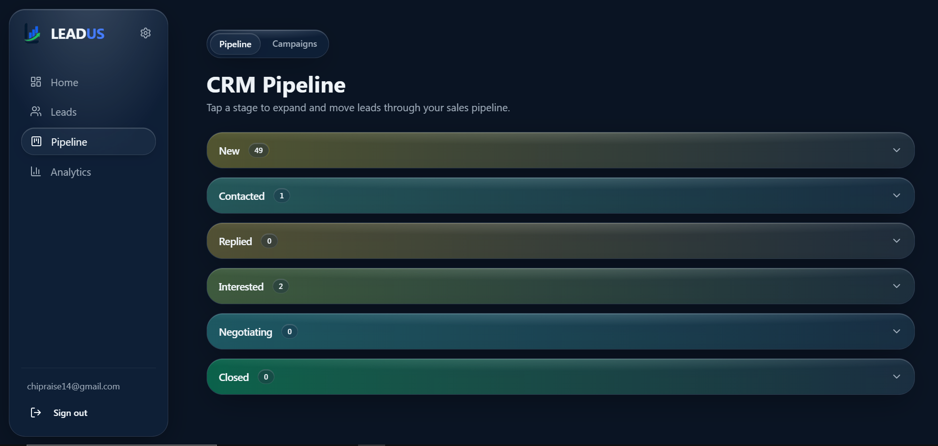 LEADUS pipeline board showing leads grouped by stage: new, contacted, replied, interested, negotiating and closed